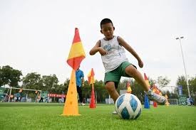 胜深圳更衣室！全员兴奋氛围极佳，汉兹领奖发懵，王世龙得金链子