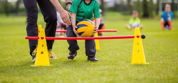 西甲综合：皇马逆转比利亚雷亚尔暂登榜首