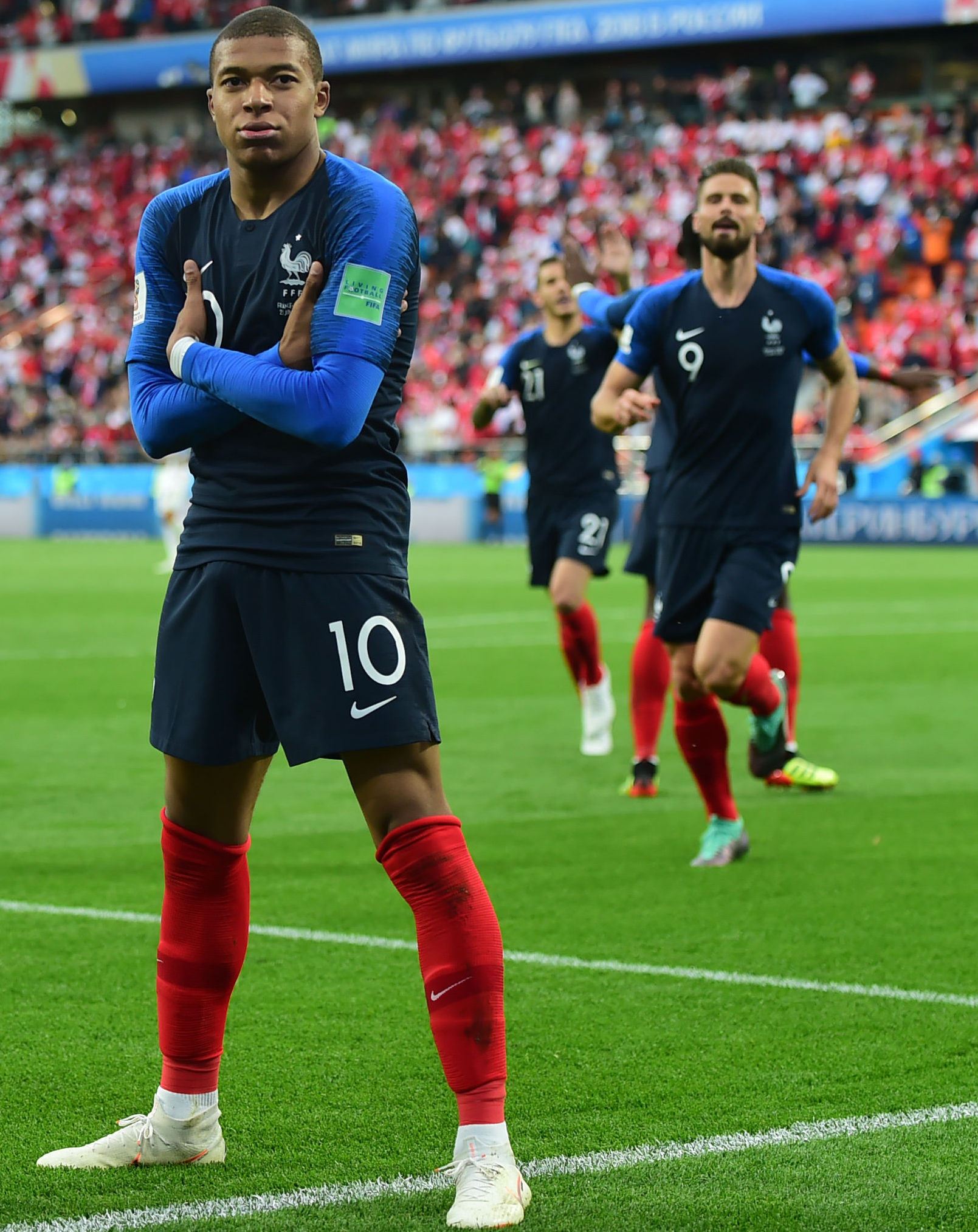 国足补招！13场6球悍将生涯首入选，2大遗珠无缘惹争议.